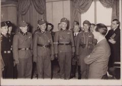 W-ᛋᛋ/Heer Soldiers Visiting Goebbels Press Photo 1944