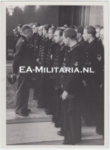 Kriegsmarine Press Photo ''Heer Officer talking to KM men''