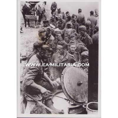 'Endlich gibt es warmes Essen' Press Photo
