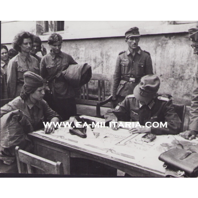 'Stalins Flintenweiber' Press Photo