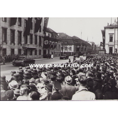 Große Geburtstags- parade vor dem Führer Press Photo