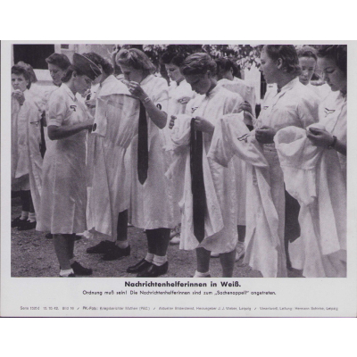 'Nachrichtenhelferinnen in Weiß' Bilderkasten Press Photo