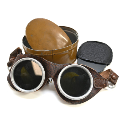 Wehrmacht Leather Staubschutzbrille in Container